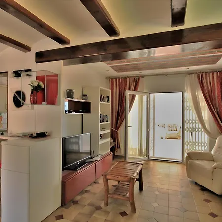 Elisabet Nyaraló Denia